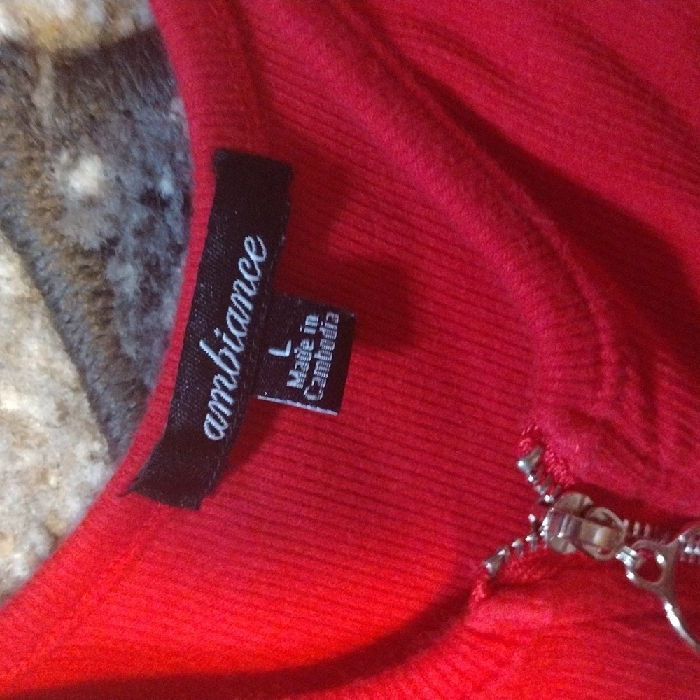 Red zippered tank top - Picture 8 of 9